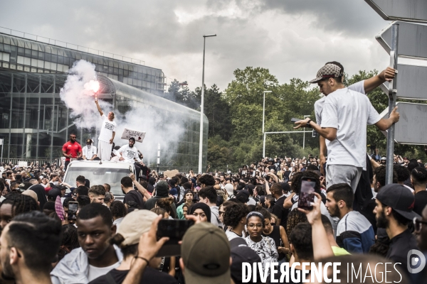 Marche blanche a nanterre en hommage au jeune nahel tue lors d un controle de police.