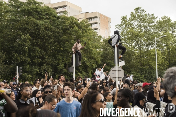Marche blanche a nanterre en hommage au jeune nahel tue lors d un controle de police.