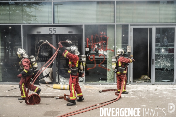 Marche blanche a nanterre en hommage au jeune nahel tue lors d un controle de police.