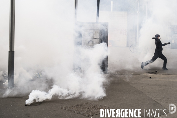 Marche blanche a nanterre en hommage au jeune nahel tue lors d un controle de police.