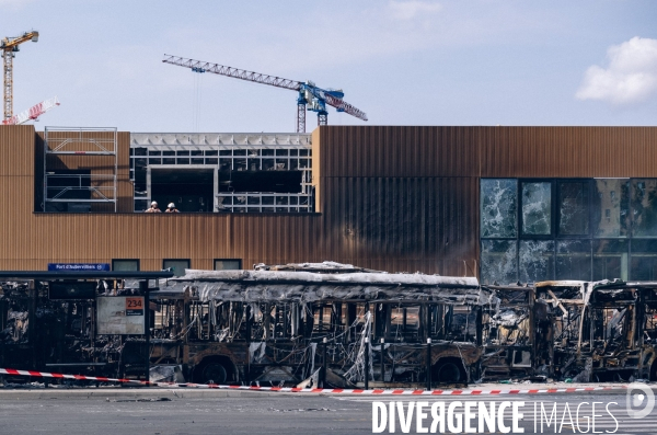 Bus incendiés lors d émeutes à Aubervilliers