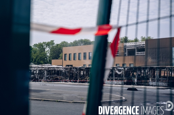 Bus incendiés lors d émeutes à Aubervilliers