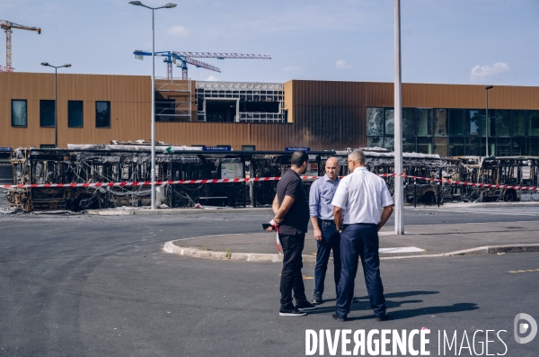 Bus incendiés lors d émeutes à Aubervilliers