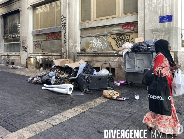 Marseille, centre-ville, commerces dévastés après une 2ème nuit d émeutes.