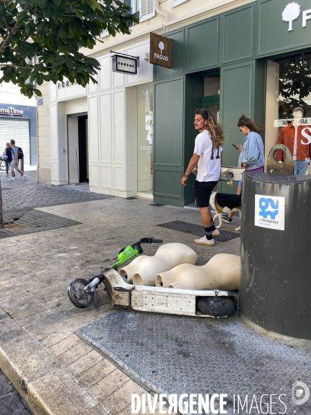 Marseille, centre-ville, commerces dévastés après une 2ème nuit d émeutes.