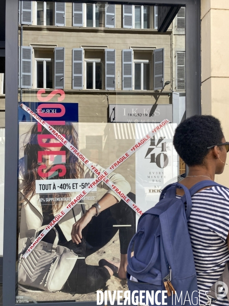 Marseille, centre-ville, commerces dévastés après une 2ème nuit d émeutes.