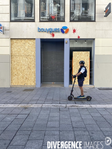 Marseille, centre-ville, commerces dévastés après une 2ème nuit d émeutes.