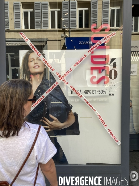 Marseille, centre-ville, commerces dévastés après une 2ème nuit d émeutes.