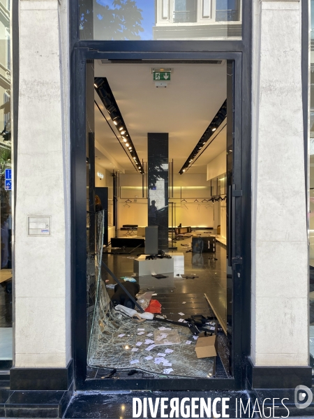 Marseille, centre-ville, commerces dévastés après une 2ème nuit d émeutes.