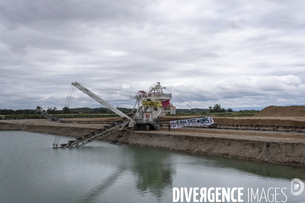 Manif action d Extinction Rebellion contre l extention des gravières en Ariège du 1er juillet 2023 