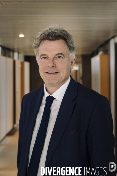Portrait de fabien roussel, secrétaire national du parti communiste français.