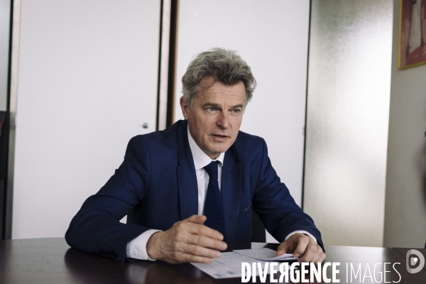 Portrait de fabien roussel, secrétaire national du parti communiste français.