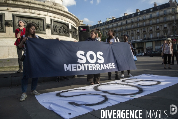 Hommage aux victimes du naufrage en Grèce. 
