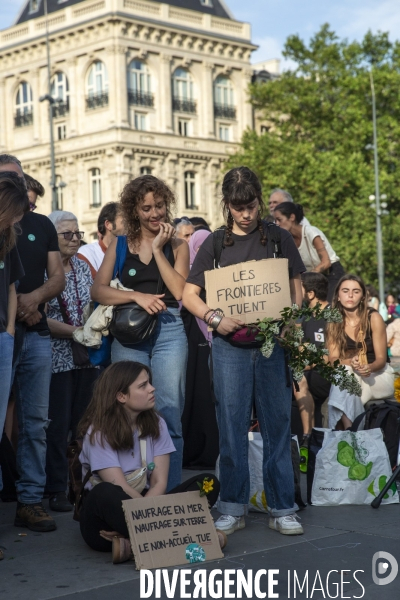 Hommage aux victimes du naufrage en Grèce. 
