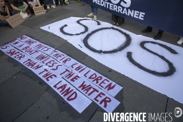 Hommage aux victimes du naufrage en Grèce. 