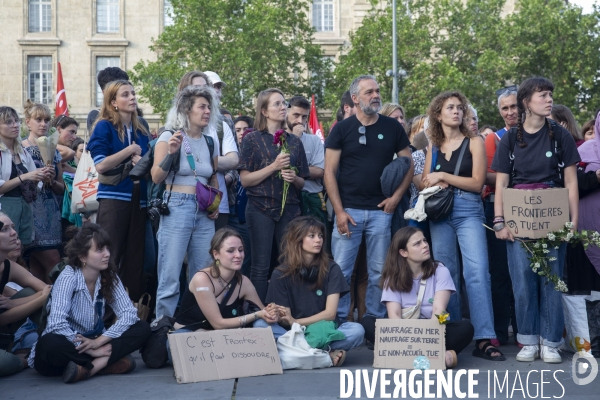 Hommage aux victimes du naufrage en Grèce. 