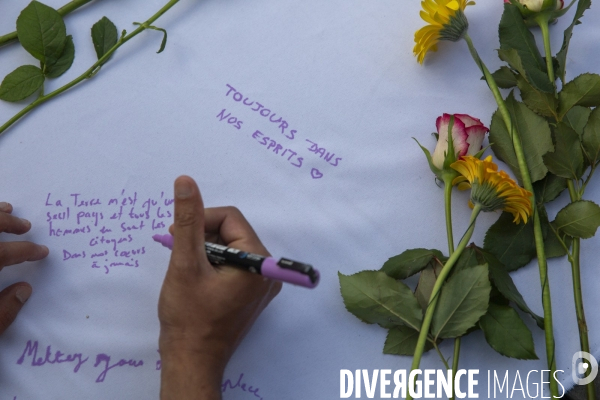 Hommage aux victimes du naufrage en Grèce. 
