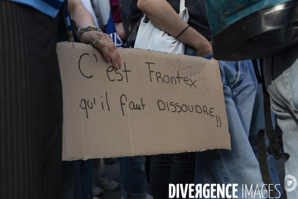 Hommage aux victimes du naufrage en Grèce. 