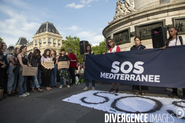 Hommage aux victimes du naufrage en Grèce. 