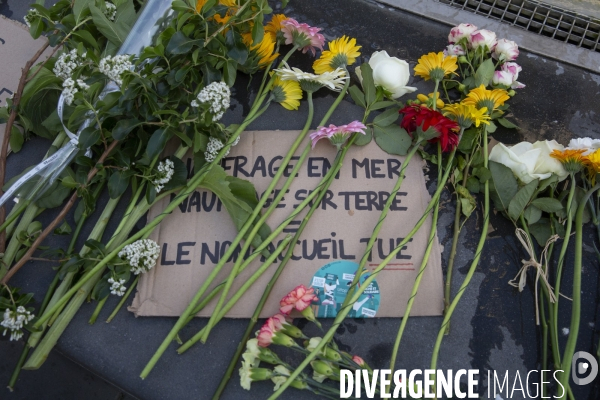 Hommage aux victimes du naufrage en Grèce. 
