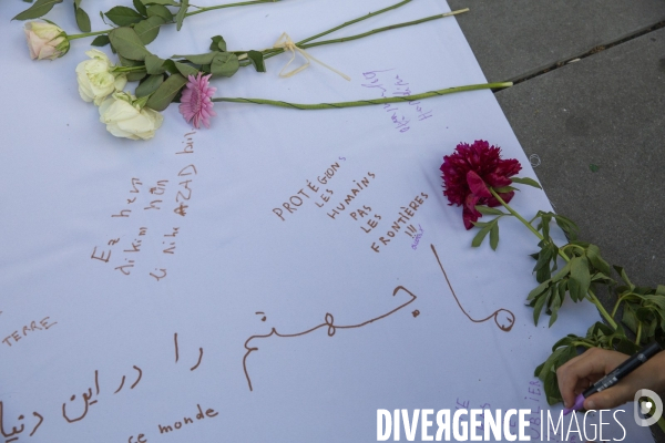 Hommage aux victimes du naufrage en Grèce. 