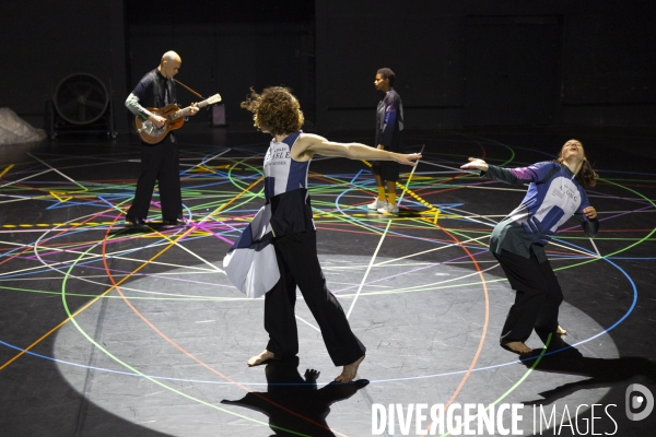 EXIT ABOVE after the tempest de Anne Teresa De Keersmaeker
