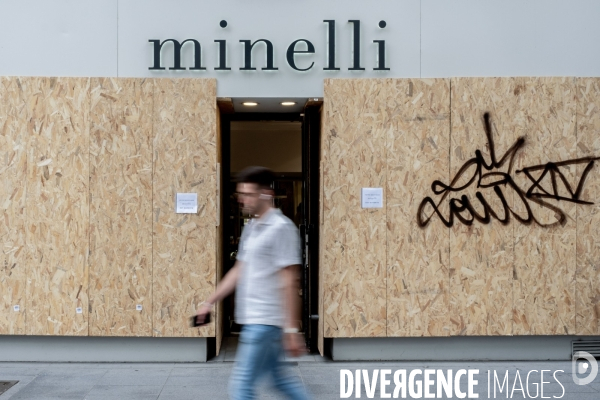 Lyon : Devantures de magasins protégées suite aux emeutes après la mort de Nahel.