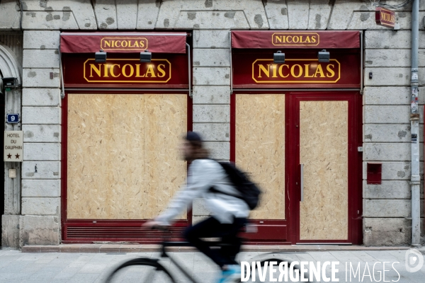 Lyon : Devantures de magasins protégées suite aux emeutes après la mort de Nahel.