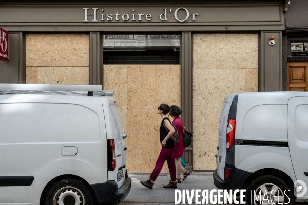 Lyon : Devantures de magasins protégées suite aux emeutes après la mort de Nahel.