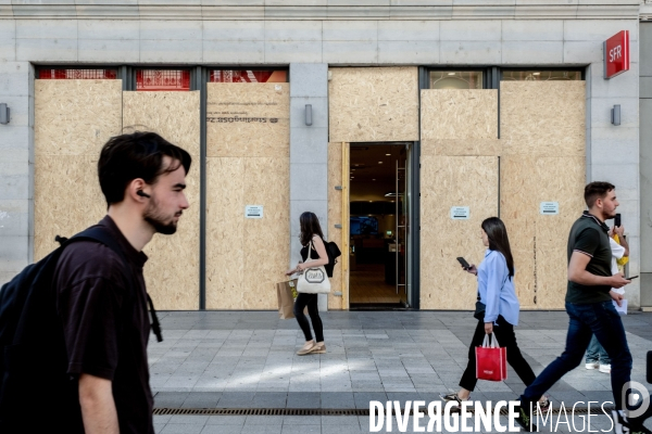 Lyon : Devantures de magasins protégées suite aux emeutes après la mort de Nahel.