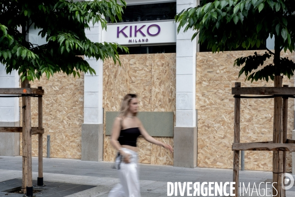 Lyon : Devantures de magasins protégées suite aux emeutes après la mort de Nahel.