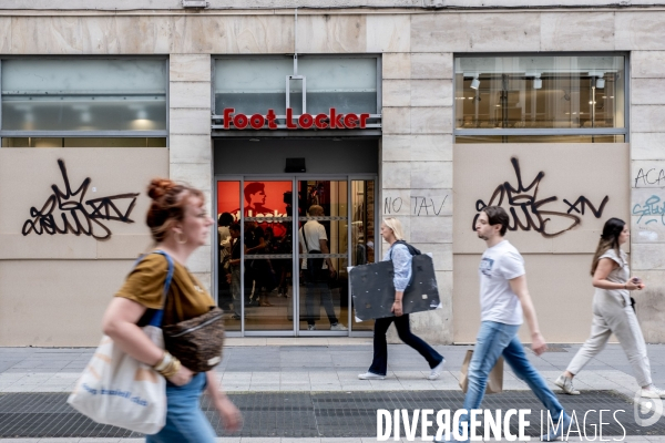 Lyon : Devantures de magasins protégées suite aux emeutes après la mort de Nahel.