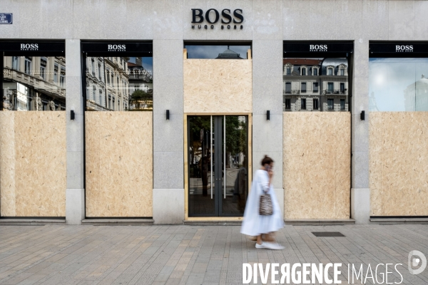 Lyon : Devantures de magasins protégées suite aux emeutes après la mort de Nahel.