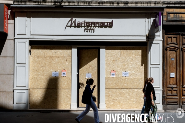 Lyon : Devantures de magasins protégées suite aux emeutes après la mort de Nahel.