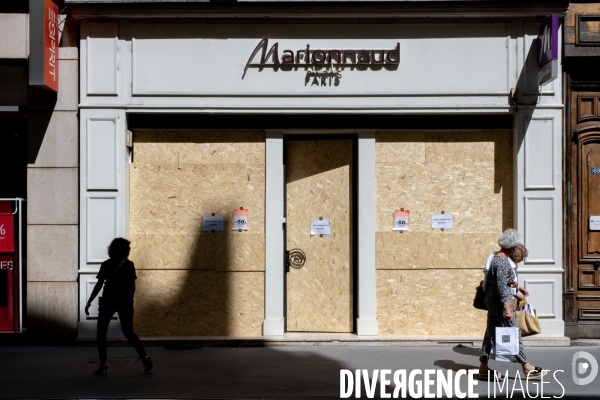 Lyon : Devantures de magasins protégées suite aux emeutes après la mort de Nahel.