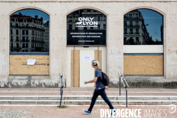 Lyon : Devantures de magasins protégées suite aux emeutes après la mort de Nahel.
