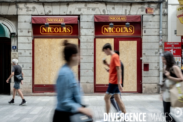 Lyon : Devantures de magasins protégées suite aux emeutes après la mort de Nahel.