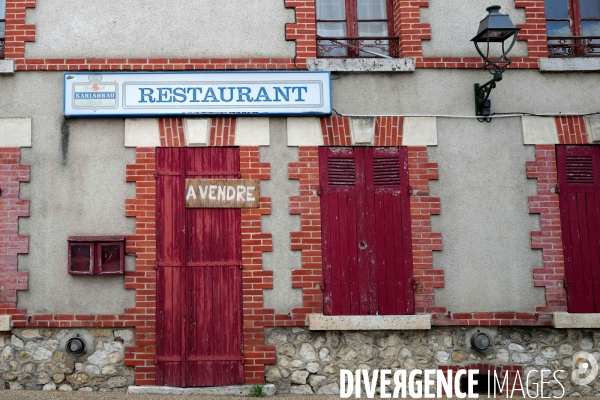 Fermeture des commerces de proximité en province