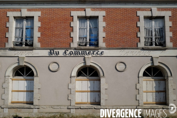 Fermeture des commerces de proximité en province