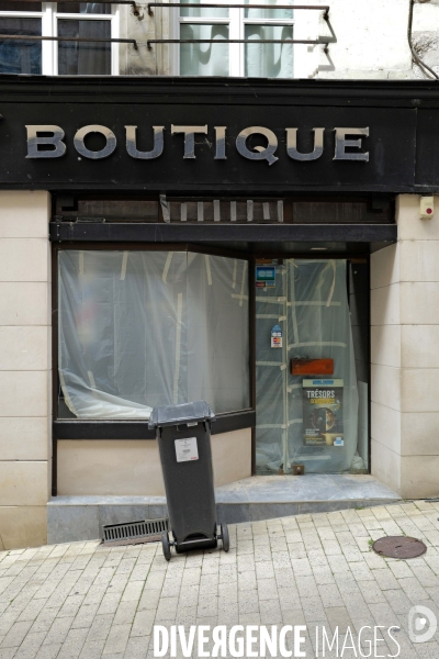 Fermeture des commerces de proximité en province