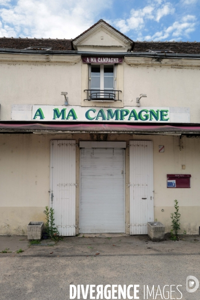 Fermeture des commerces de proximité en province