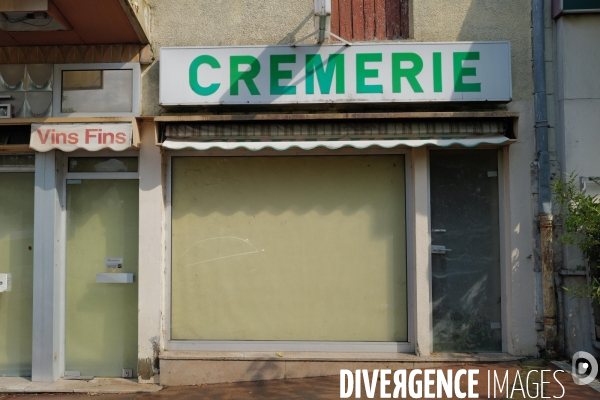 Fermeture des commerces de proximité en province