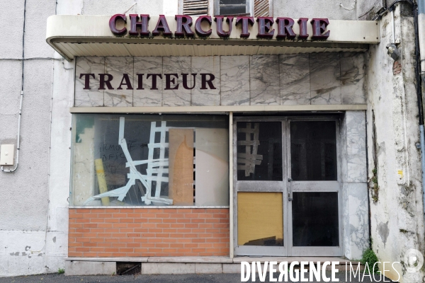 Fermeture des commerces de proximité en province