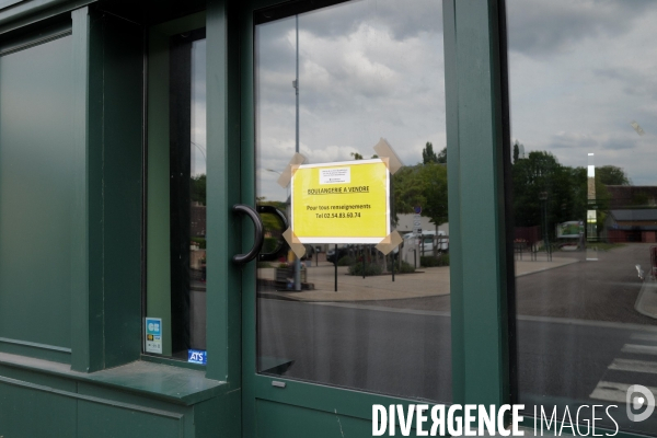 Fermeture des commerces de proximité en province