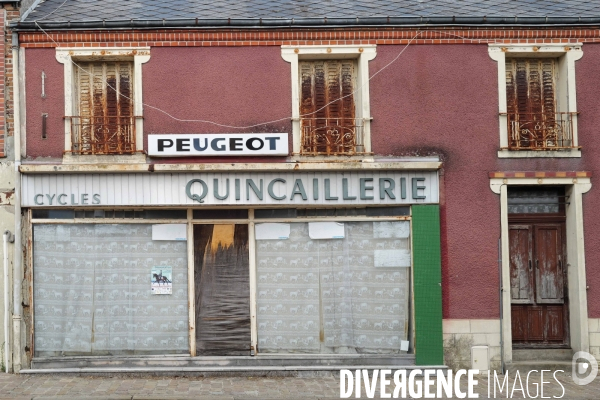 Fermeture des commerces de proximité en province