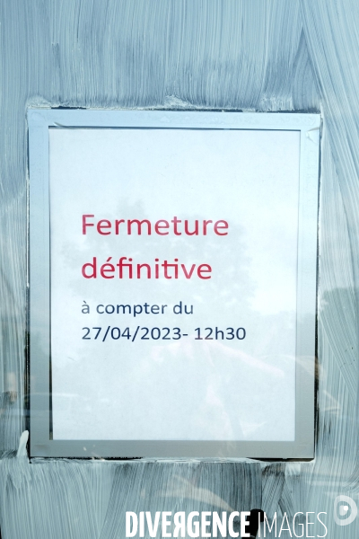 Fermeture des commerces de proximité en province