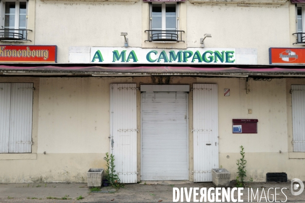 Fermeture des commerces de proximité en province