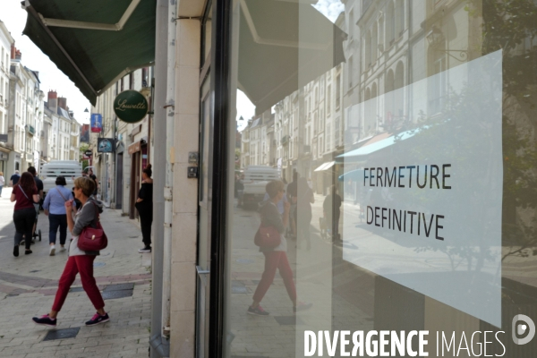 Fermeture des commerces de proximité en province