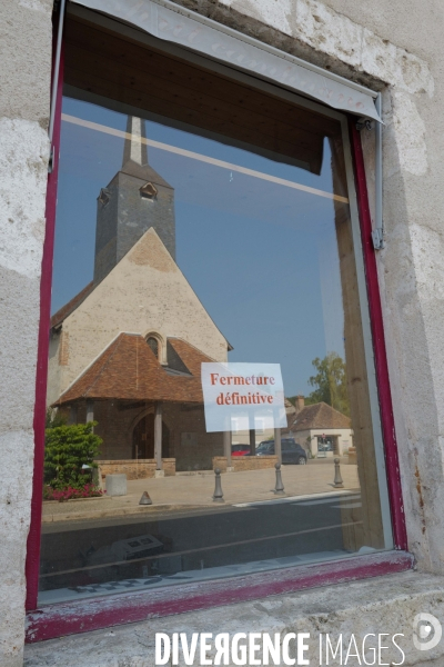 Fermeture des commerces de proximité en province