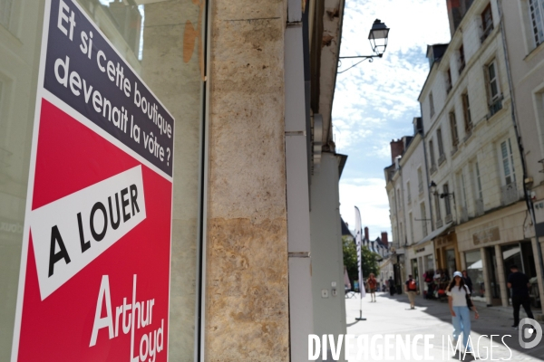 Fermeture des commerces de proximité en province